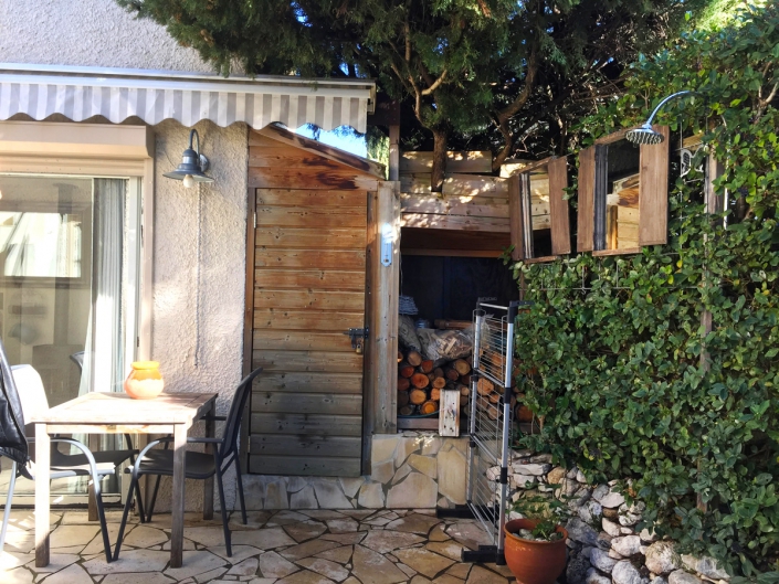 Douche extérieure, Terrasse | Bastidon 29, vacances au pied du Mont Ventoux